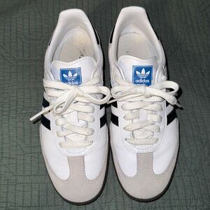 ADIDAS ORIGINAL SAMBAS-white in woman size 7.5z